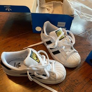 Adidas shell toe. Little kids